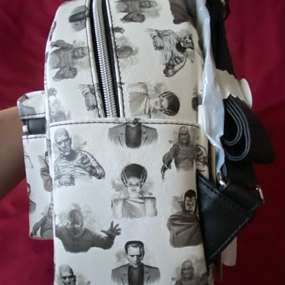 🧛🏻‍♂️ UNIVERSAL MONSTERS ICONS 🧛🏻‍♀️ LOUNGEFLY MINI BACKPACK - Picture 12 of 13